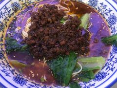 特色炸酱面-渝之汇牛肉豌杂面