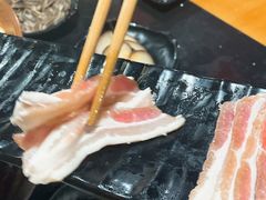 黑猪五花肉-果松木炭酸菜铜火锅·外婆参鸡汤