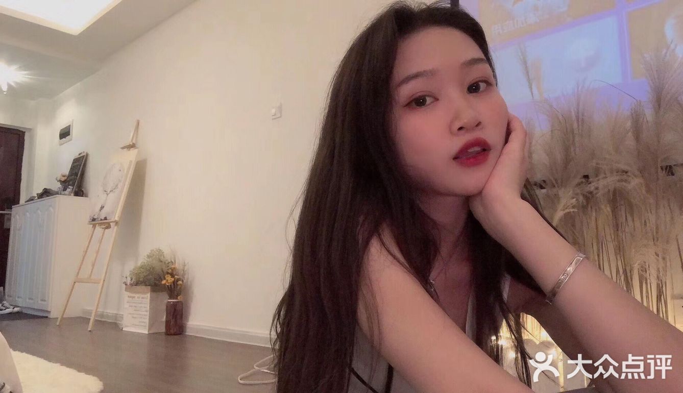 跟闺蜜一起来庆祝,做了简单的饭菜,听着舒缓的音乐