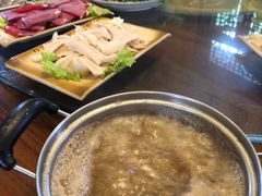 -周老三跷脚牛肉·全牛火锅(非遗传承店)