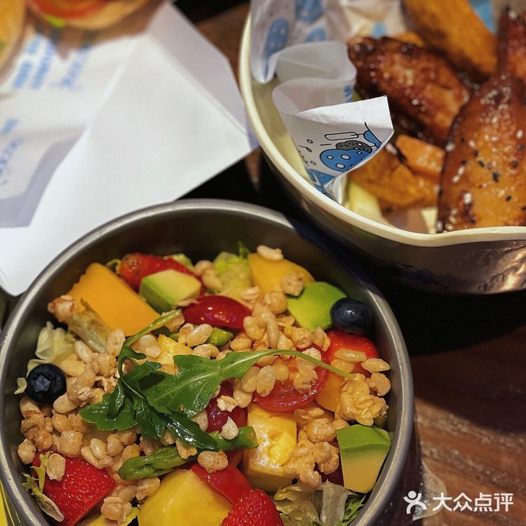 这家餐厅有点酷炫，还能看电影👀