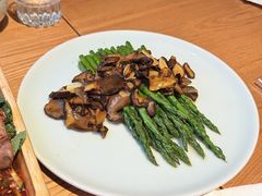 牛肝菌扒芦笋-一坐一忘云南菜(三里屯店)