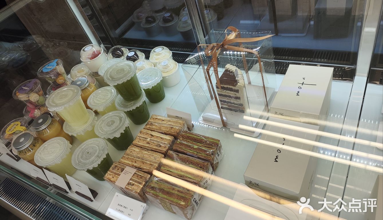 当我走进这家甜品店时，一股香甜的气息立刻扑鼻而来