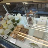 当我走进这家甜品店时，一股香甜的气息立刻扑鼻而来