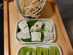 -茅草房·河畔园林火锅