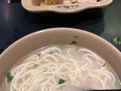 -亮亮面馆(经六路店)