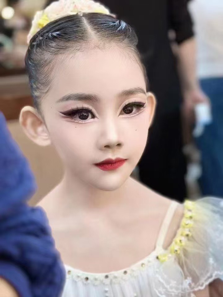 視頻表演專業(yè)化妝師(影視化妝師是怎樣上班的)