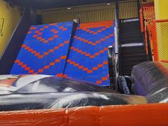 -爱蹦iBOON蹦床运动馆(江汉店)