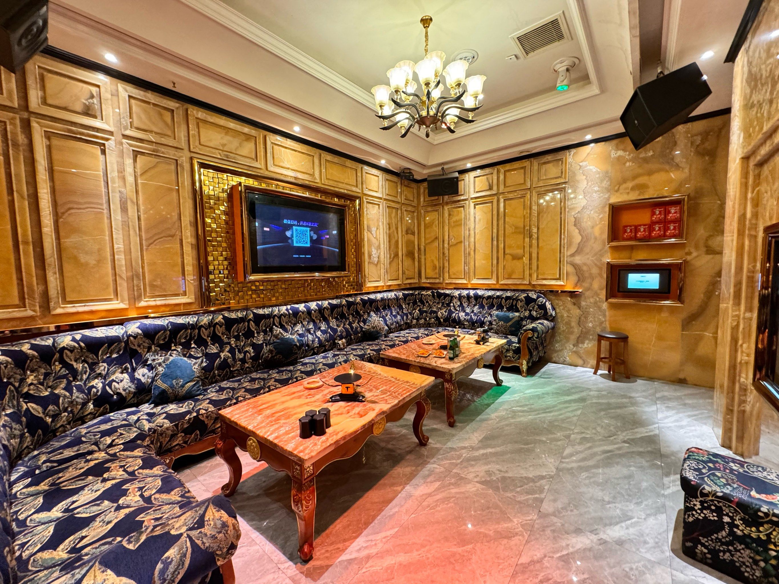 n西平的ktv去过几个,但这个是近两年新开的,环境真的很富丽堂皇,中