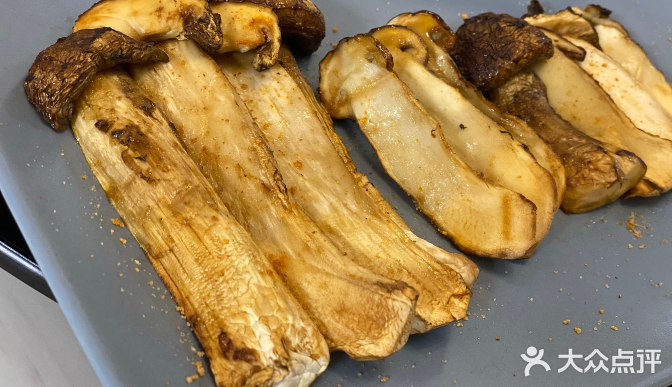 松茸炖鸡汤，鸡加松茸，几片姜和三个红枣，无比鲜甜