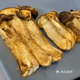 松茸炖鸡汤，鸡加松茸，几片姜和三个红枣，无比鲜甜