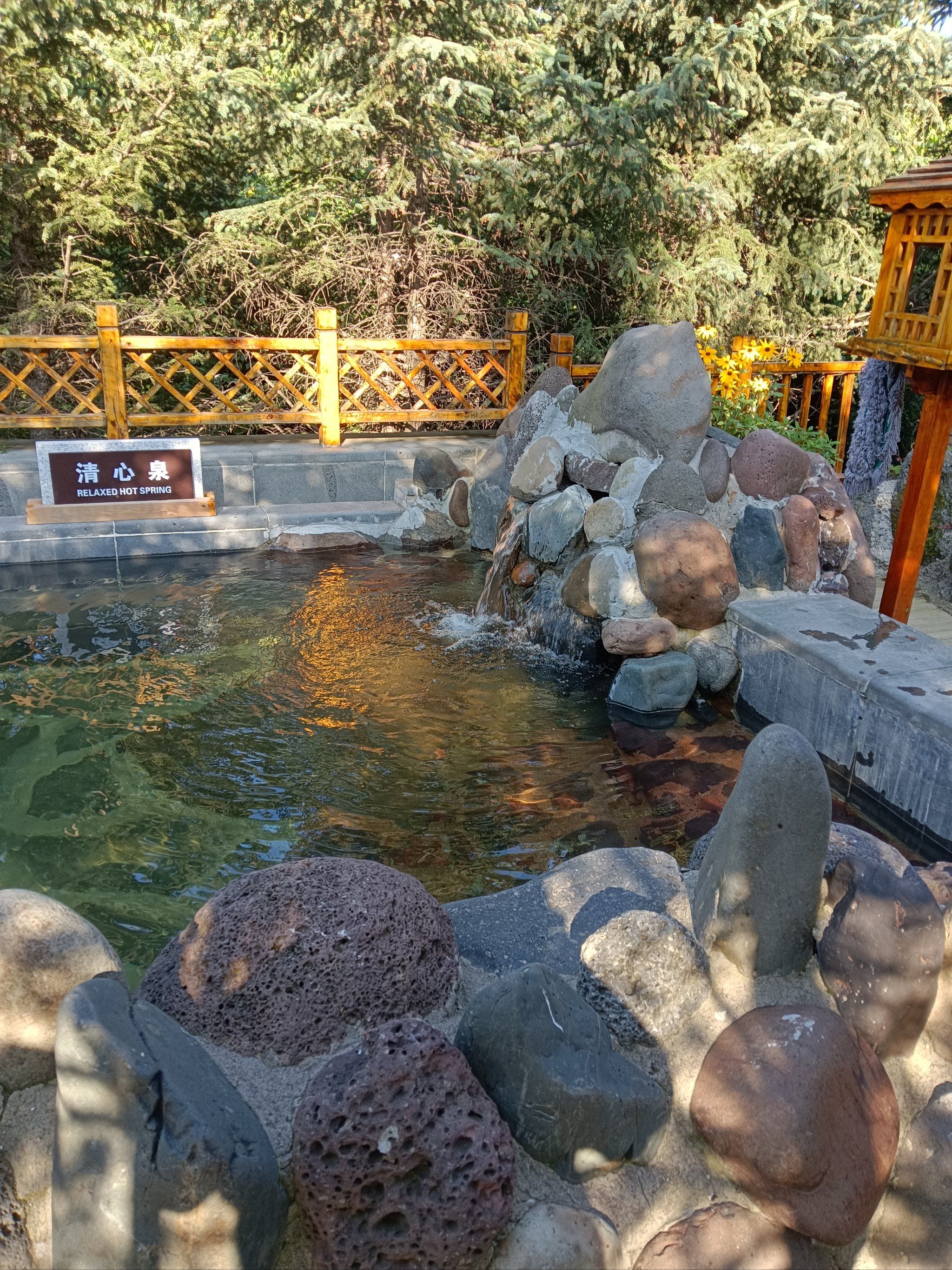 纯天然的温泉泡得十分舒服,小孩在这玩的也