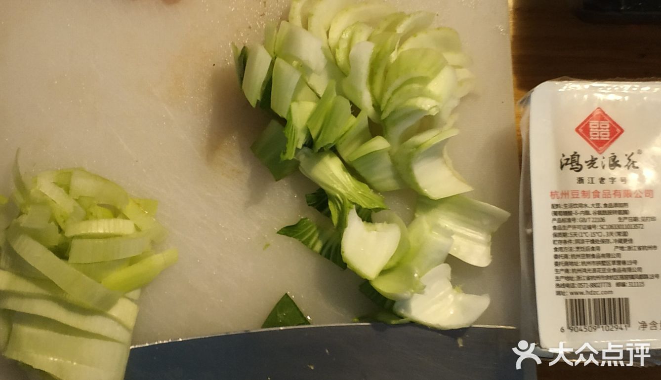 年糕一根，鸡蛋一个 调味料：酱油少许，盐少许
