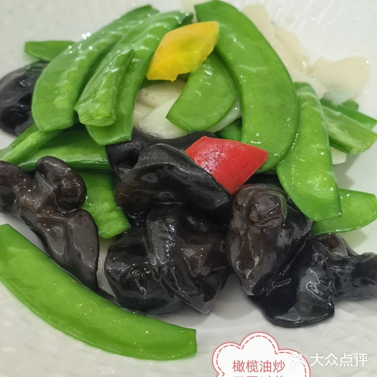 点了双人套餐，如果说吃饱，两人点一份套餐，就可以了