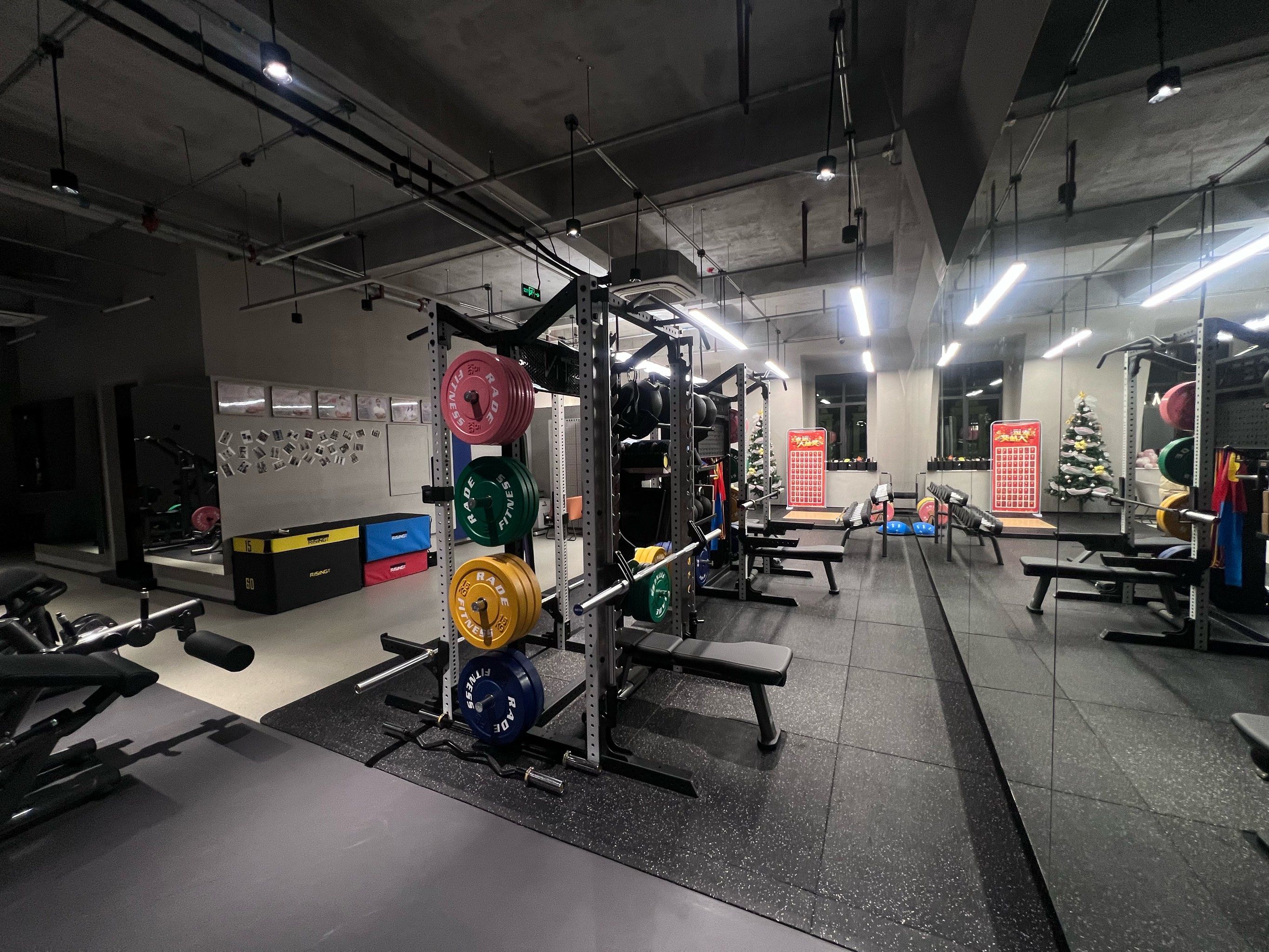 冬至夜晚的健身房
