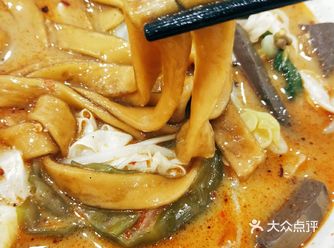 单吃的话是有咸淡的香味，我比较喜欢撕成小块泡在汤里