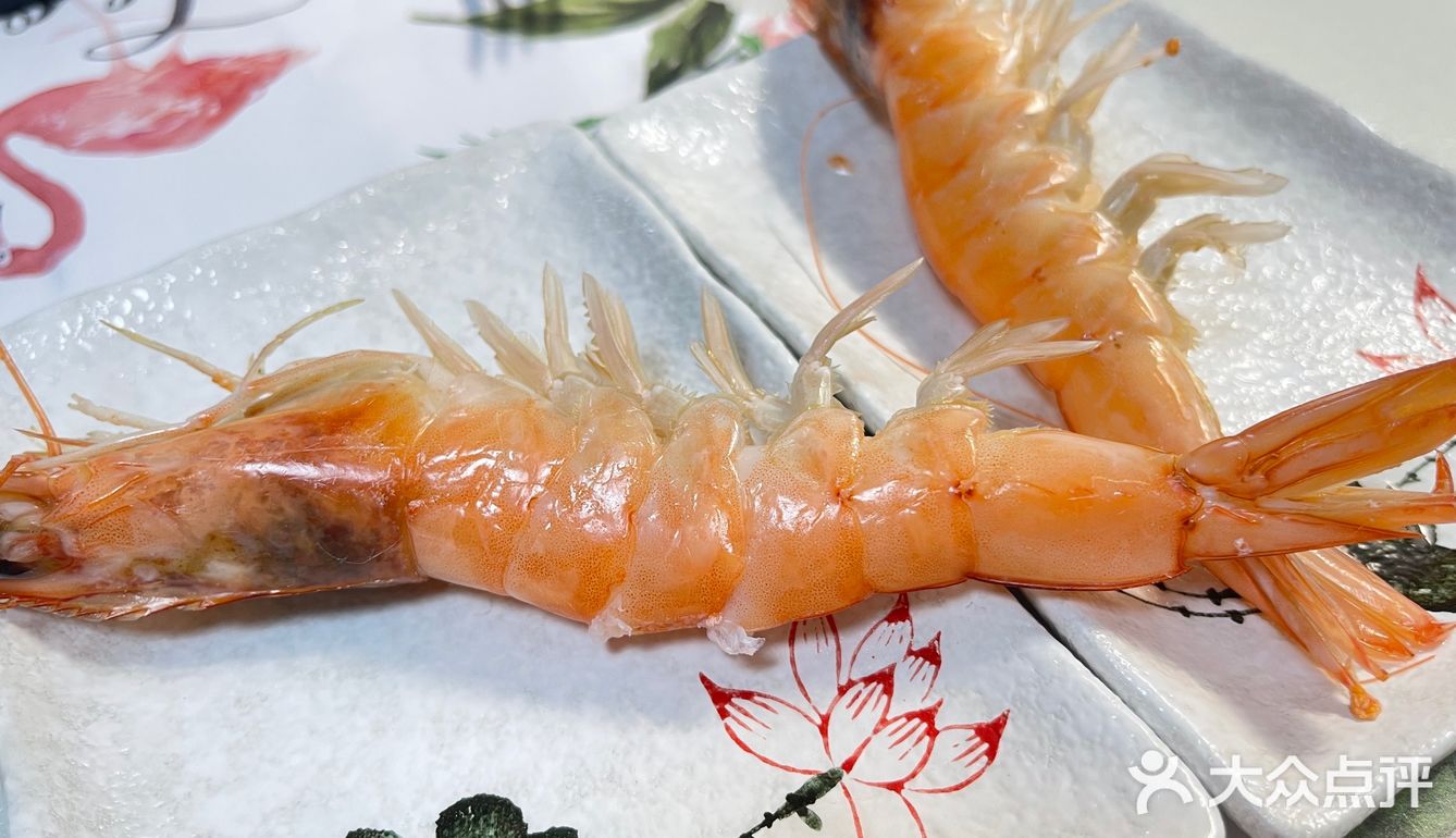 建议提前预约过去，店铺中间是一个大理石餐桌