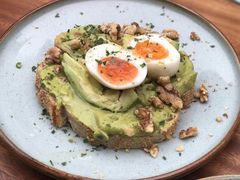 牛油果煮蛋吐司-RAC BAR(安福路店)