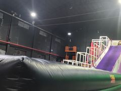 -嘿哟动霸CHUA·新潮玩运动娱乐中心·蹦床滑冰团建乐园