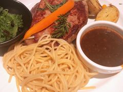 美式沙朗牛扒伴意粉配黑胡椒汁-绿茵阁(体育西分店)