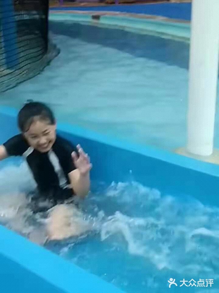 学习游泳的孩子很优秀。