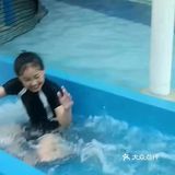 学习游泳的孩子很优秀。