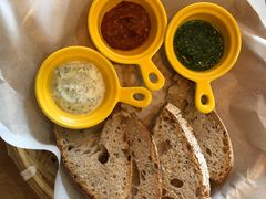 三种酱配酸面包-Mesa Madre梅萨妈妈·Bintana(国贸店)