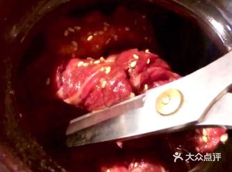 日式烤肉店里的壶状腌制牛排真的好大好长哦