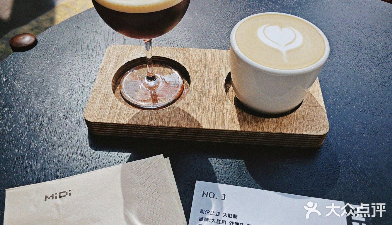 误打误撞走进Midi，因为本来想探店的咖啡馆没开门