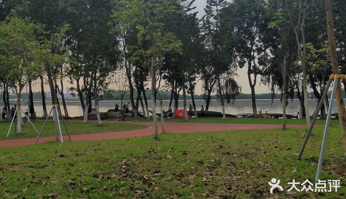 找个有水有草坪的环境好的地吧