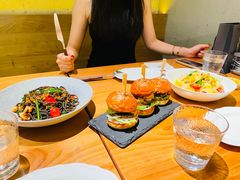 -三勾JJJ Burger&Coffee(梅溪湖店)