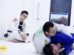 -菠萝格斗巴西柔术训练馆