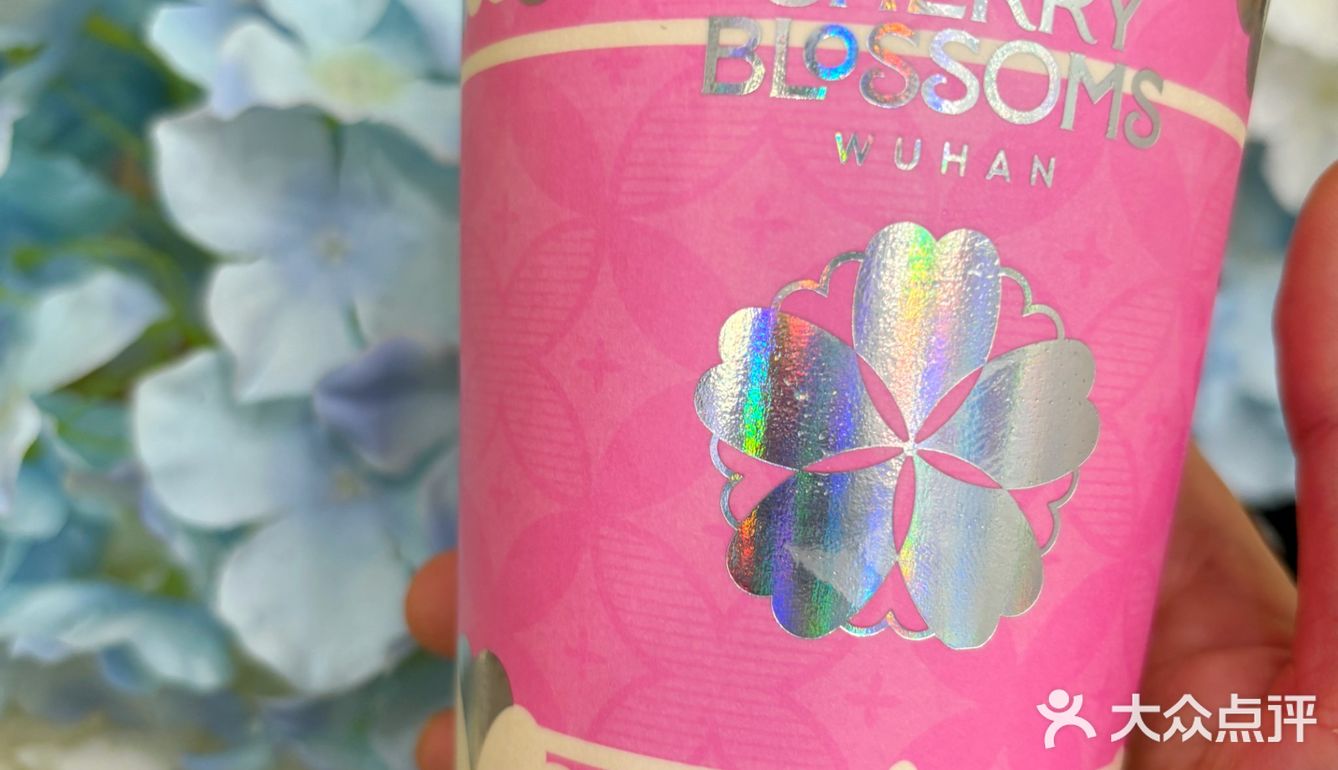 被粉嫩的樱花🌸包围，一口下去春天的味道💕