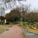真想穿上跑鞋，沿湖跑几圈