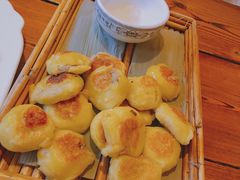 煎粘豆包-闯关东东北农家菜(崂山石老人店)