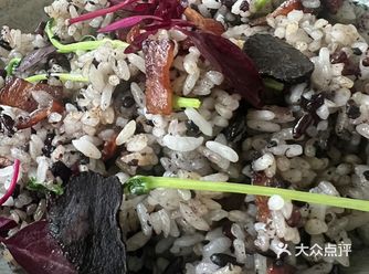 黑暗料理黑松露炒饭 餐品出自于萧然山街内的神秘店铺