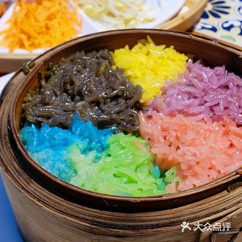 七彩米饭搭配香味十足的松茸鸡汤米线