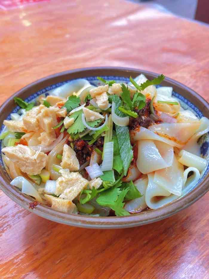 定边何老大酿皮-"就是在街内～里面很多吃的,看到网红点 没.