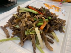 白玉菇炒牛柳-东江渔村·古典园林·30年粤菜老字号(太和店)