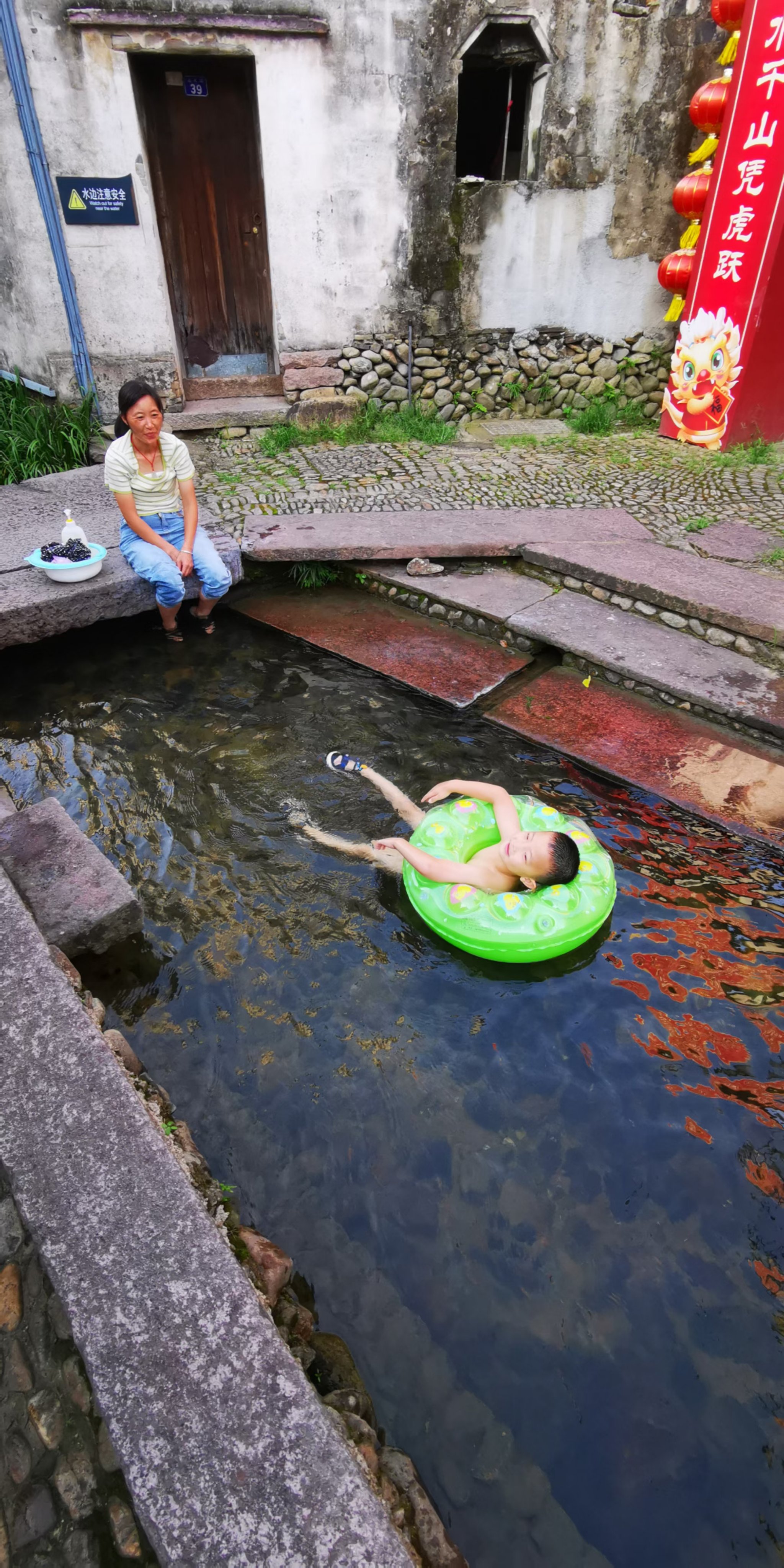 老挝小孩戏水图片