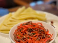 酸萝卜炒牛肉配饼-玛禄藏膳(五分店)