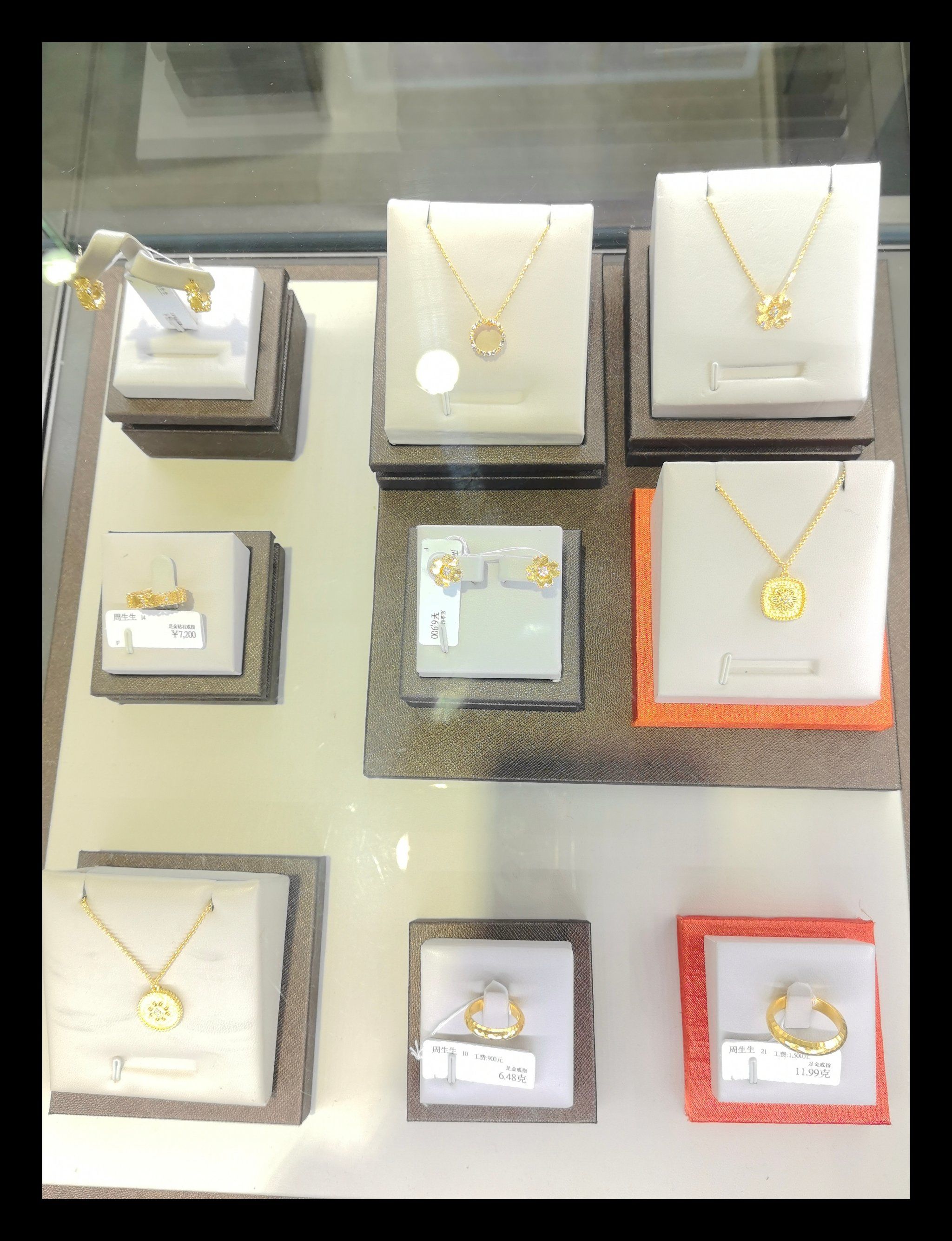 周生生新款钻石黄金