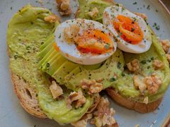牛油果煮蛋吐司-RAC BAR(安福路店)