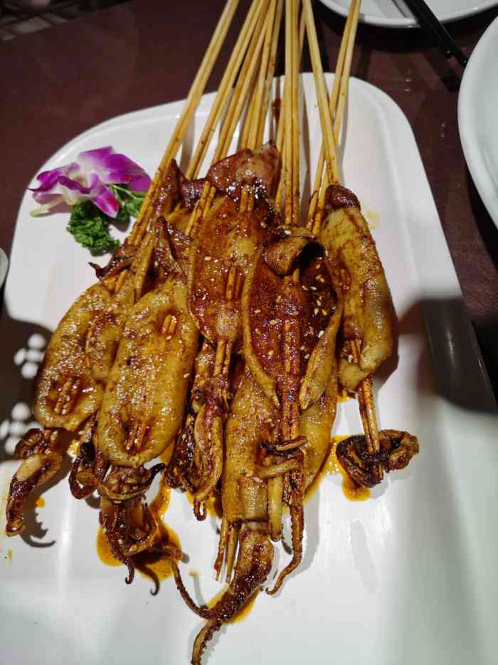 再点上干烧臭花鲢,干锅有机花菜,齐活了.