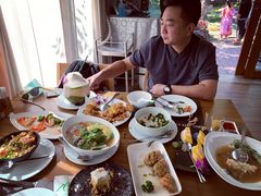 -Chom Cafe and Restaurant