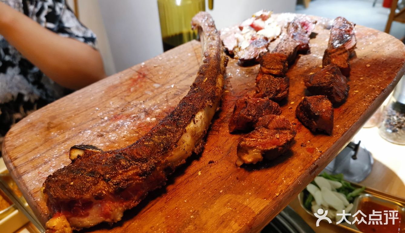 雨天室内吃现烤战斧牛排