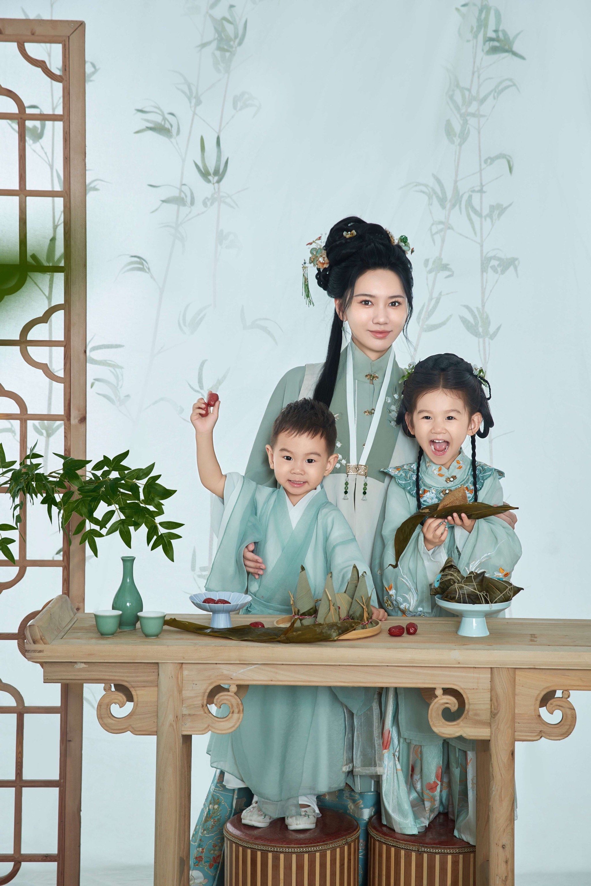 一家四口的端午节全家福