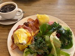 班尼迪克蛋-Common Table · Brunch & Coffee