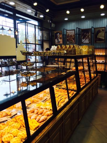 这家小香港已经好多年了在新装修之后空间更大而且很美观了面包种类