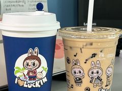 -瑞幸咖啡(岳家嘴地铁站店)